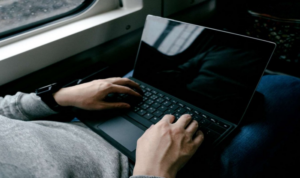 Cara Mengatasi Layar Laptop Blank Hitam